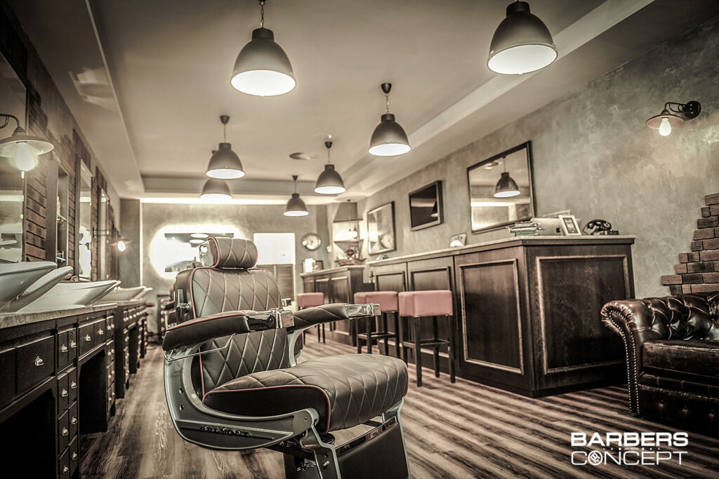 Stylisch schöner Barbershop mit edlen Friseurstühlen und tollem Ambiente in Holz
